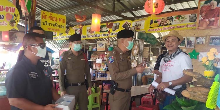 ตำรวจท่องเที่ยวลุยแจกหน้ากากอนามัยให้นักท่องเที่ยว