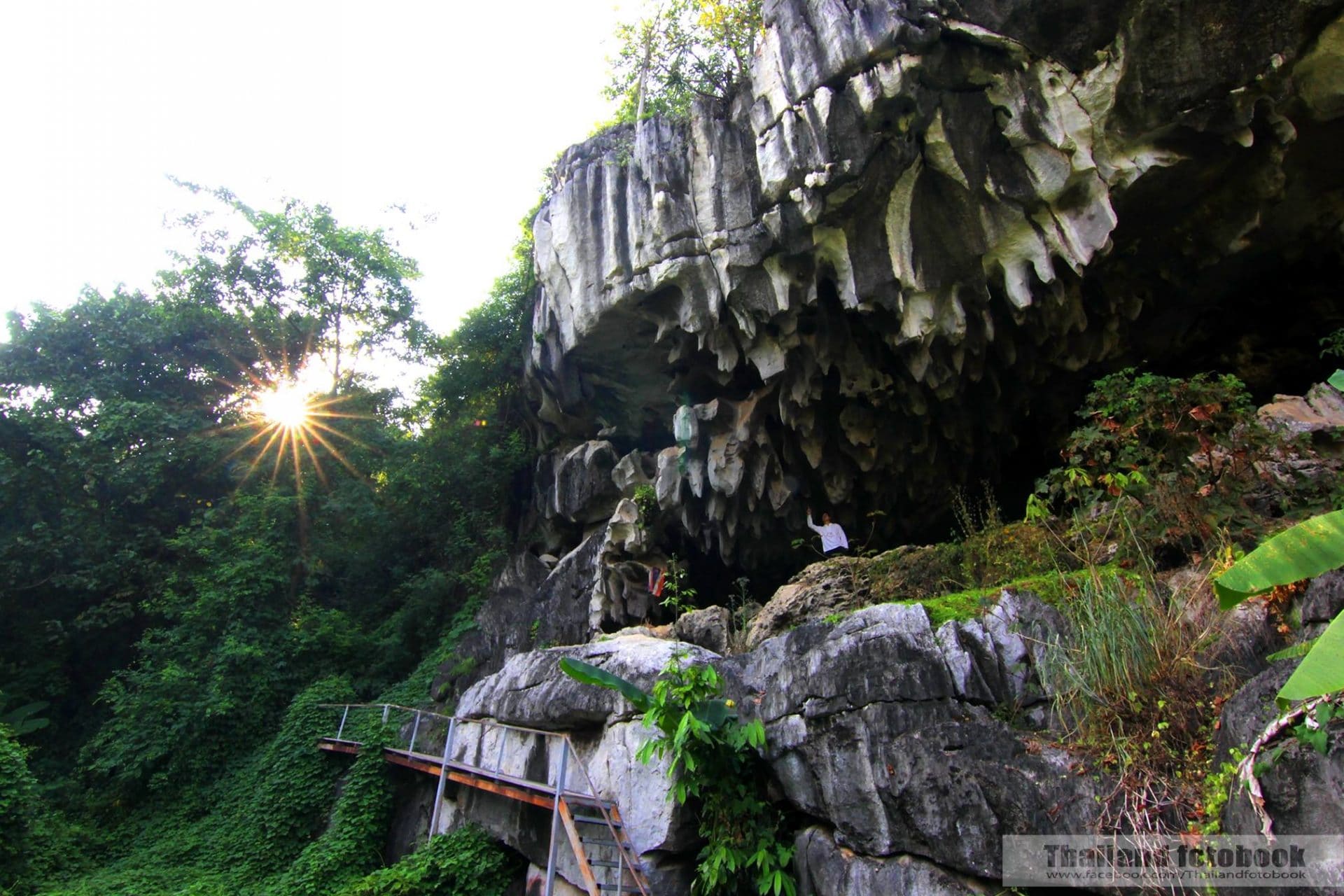 ผาเจ็ดสีและถ้ำปากเสือ