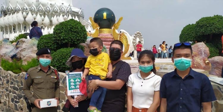 ตำรวจท่องเที่ยวลุยแจกหน้ากากอนามัยให้นักท่องเที่ยว