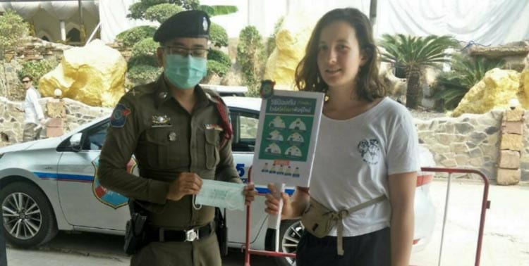 ตำรวจท่องเที่ยวลุยแจกหน้ากากอนามัยให้นักท่องเที่ยว