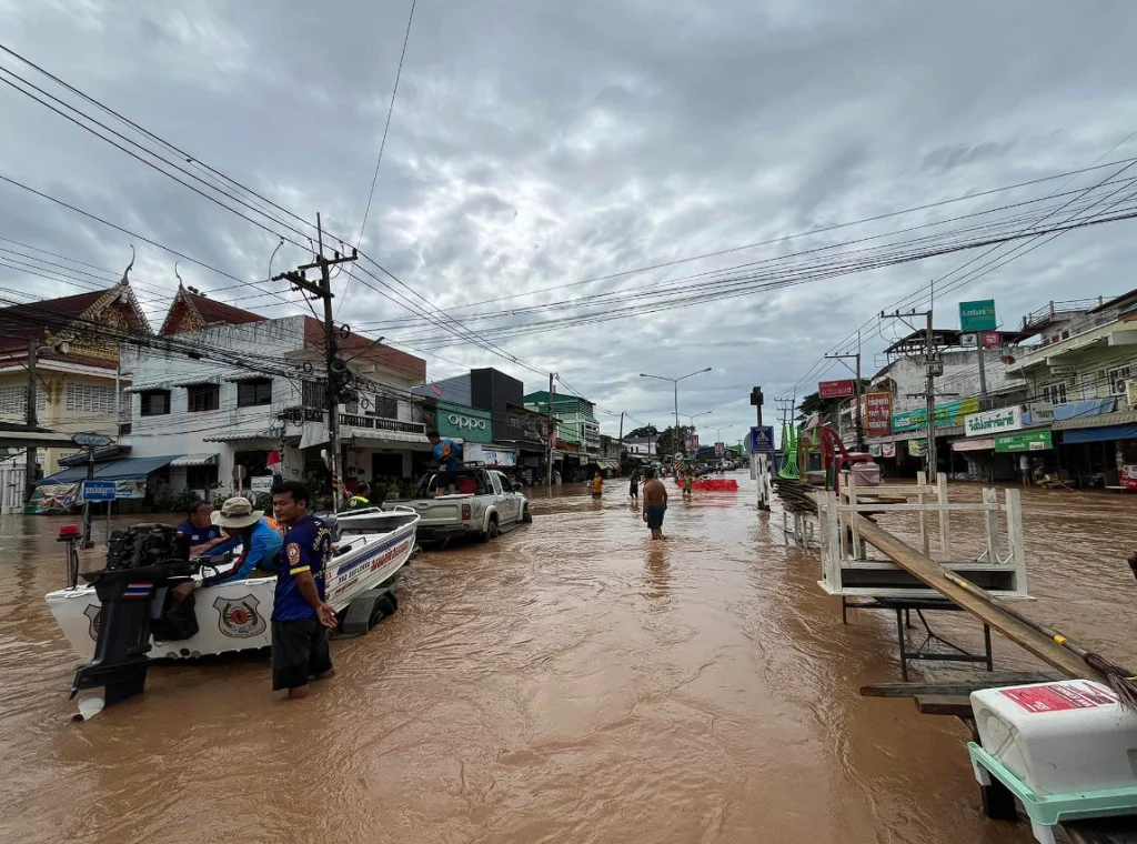 น้ำป่าทะลักท่วม อำเภอวังโป่งหลายพื้นที่ เร่งช่วยเหลือกันทุกๆฝ่าย