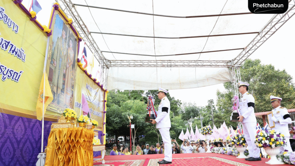 อบจ.เพชรบูรณ์ร่วมงานประเพณีแข่งขันเรือยาว อบต.บึงสามพัน (2)