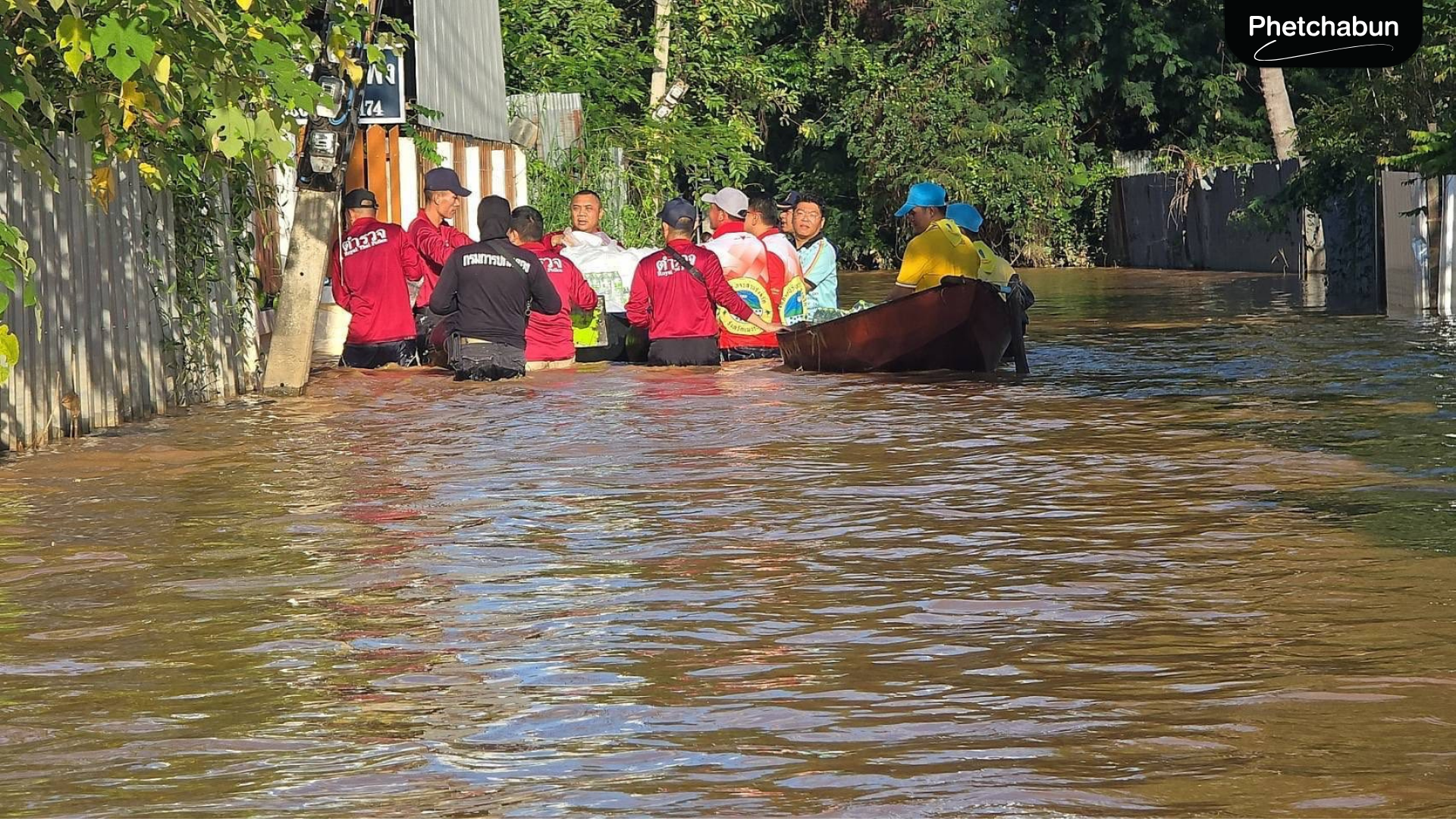 อบจ.เพชรบูรณ์ลงพื้นที่มอบข้าวกล่องและน้ำดื่มช่วยเหลือผู้ประสบอุทกภัยในหลายพื้นที� (2)