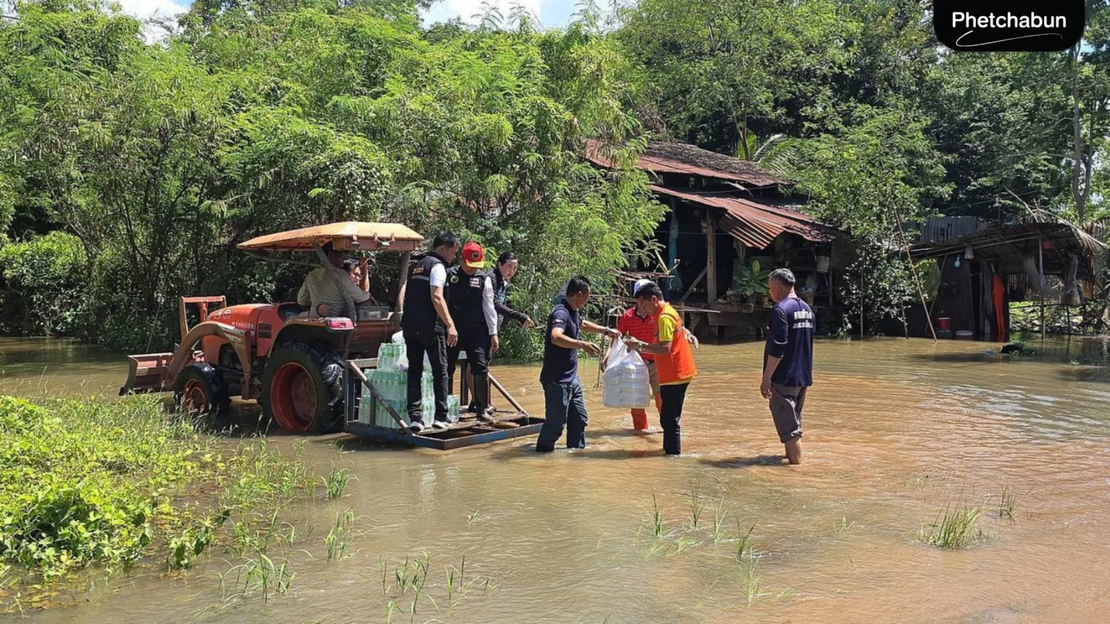 อบจ.เพชรบูรณ์ลงพื้นที่มอบข้าวกล่องและน้ำดื่มช่วยเหลือผู้ประสบอุทกภัยในหลายพื้นที� (5)