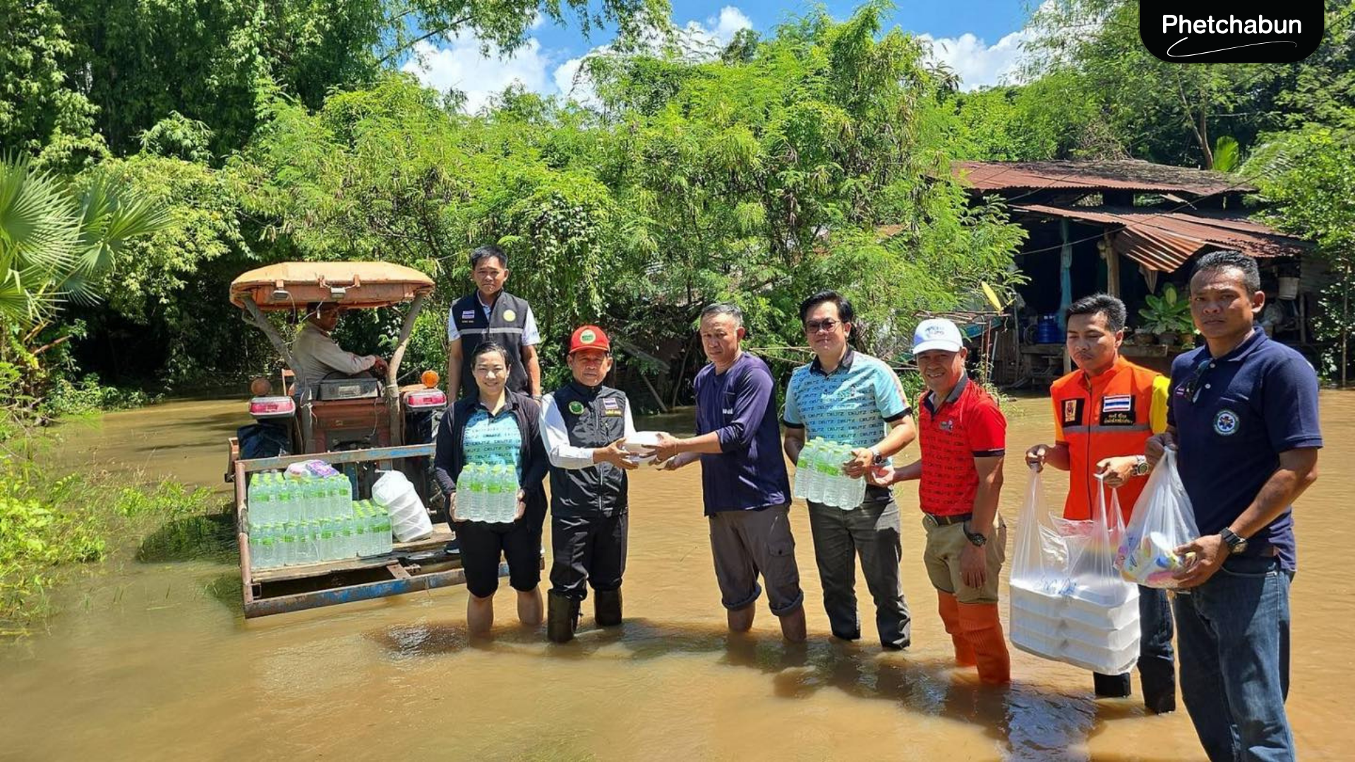 อบจ.เพชรบูรณ์ลงพื้นที่มอบข้าวกล่องและน้ำดื่มช่วยเหลือผู้ประสบอุทกภัยในหลายพื้นที� (4)
