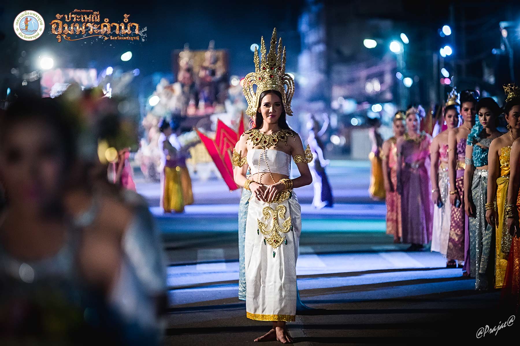 ประเพณีอุ้มพระดำน้ำ