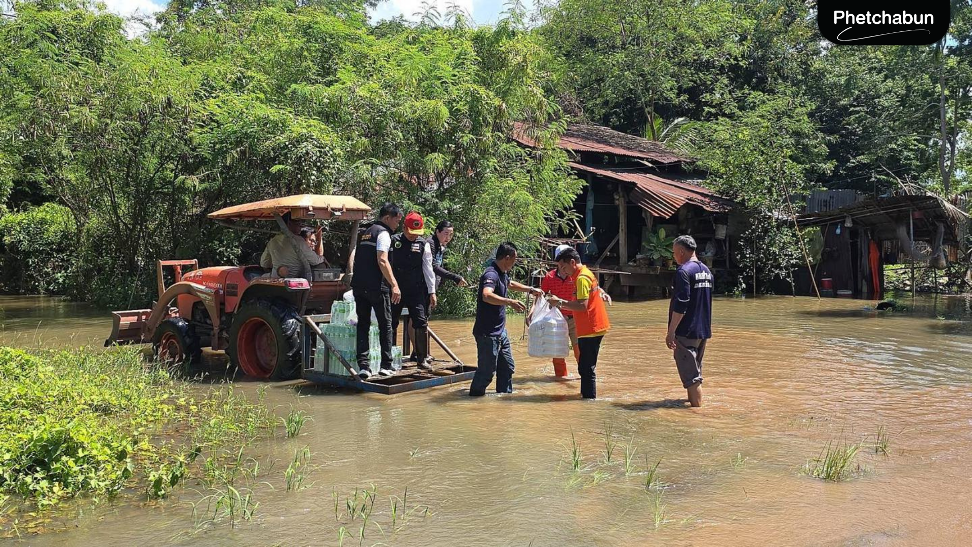 อบจ.เพชรบูรณ์ลงพื้นที่มอบข้าวกล่องและน้ำดื่มช่วยเหลือผู้ประสบอุทกภัยในหลายพื้นที� (5)