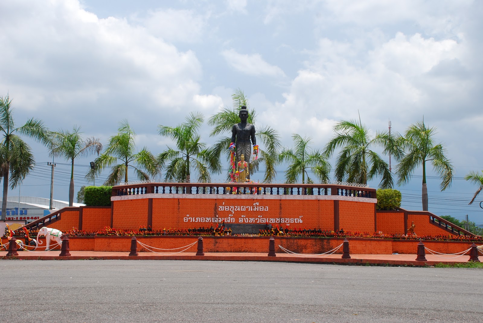 บริเวณอนุสาวรีย์พ่อขุนผาเมือง