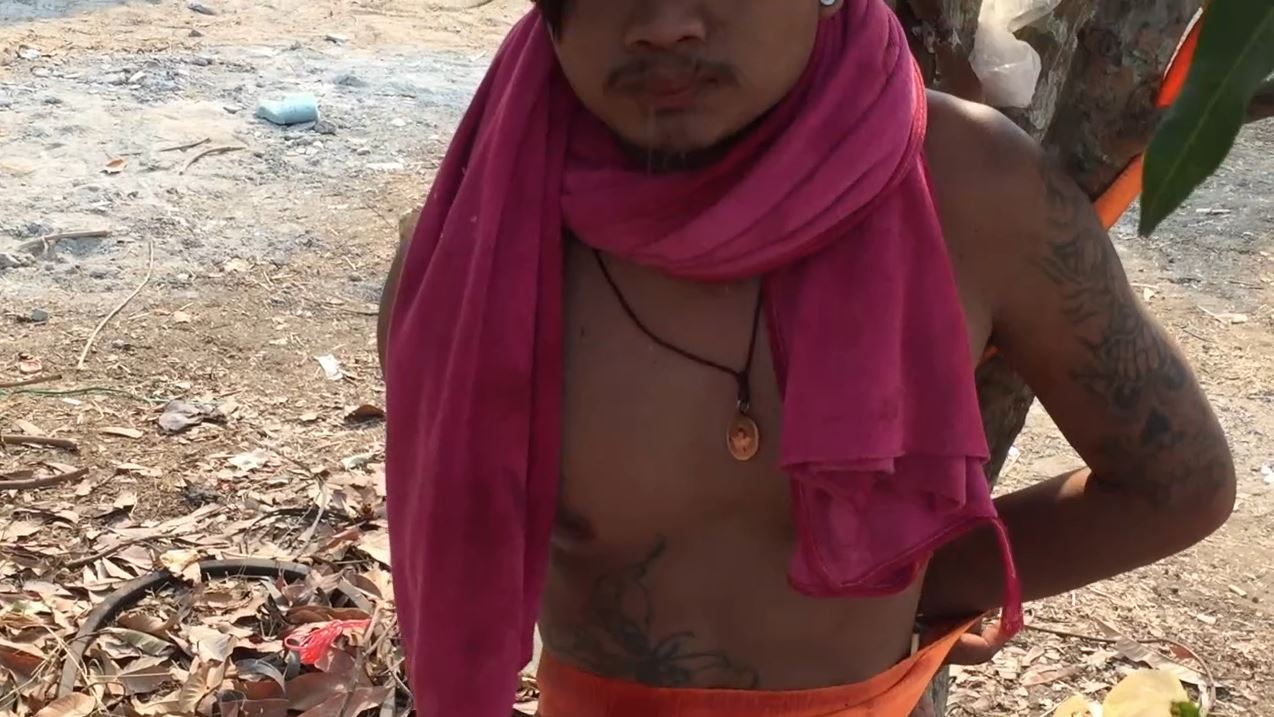 หนุ่มบึงสามพันแทงคอ โชว์เพื่อน