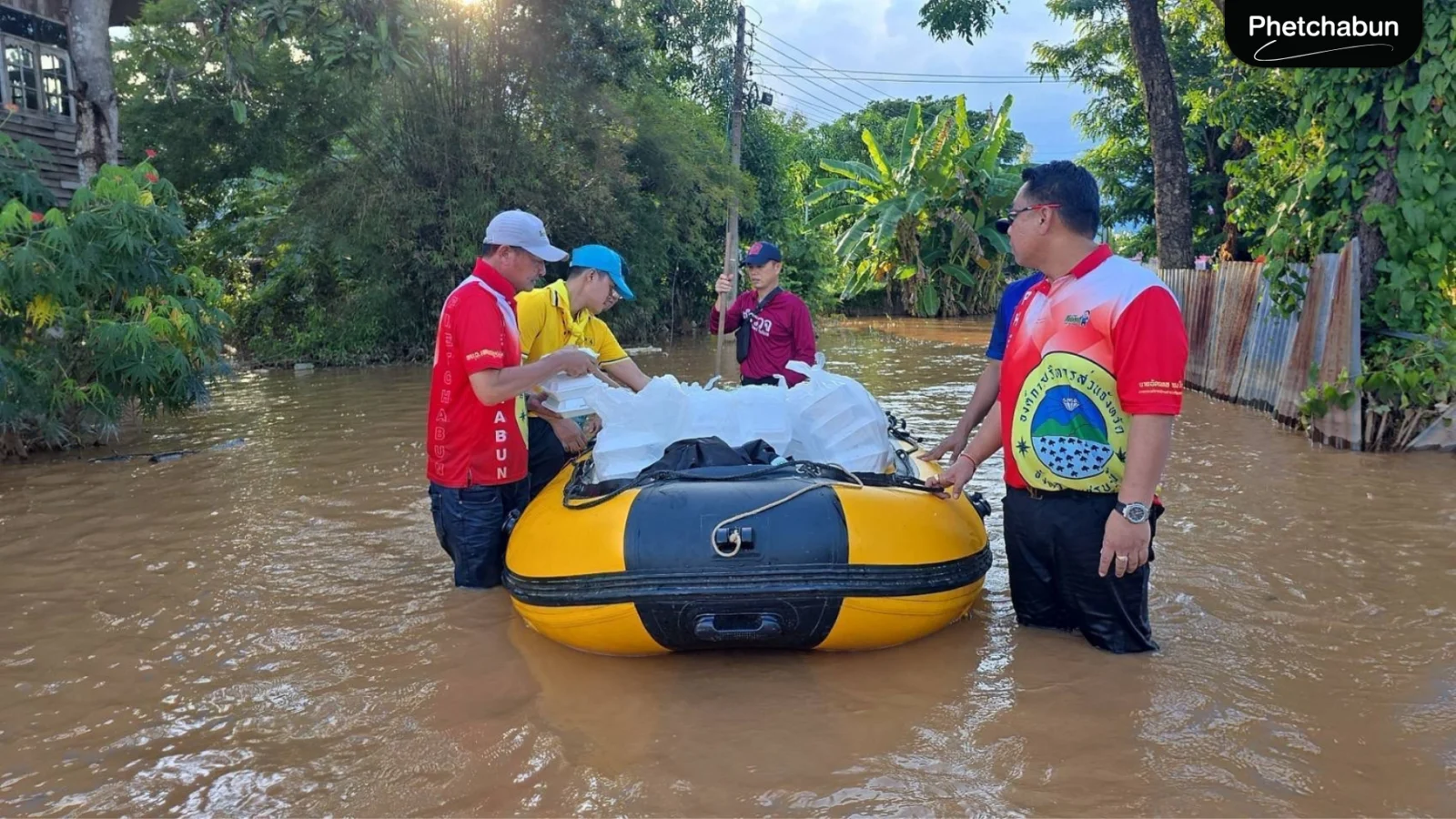 อบจ.เพชรบูรณ์ลงพื้นที่มอบข้าวกล่องและน้ำดื่มช่วยเหลือผู้ประสบอุทกภัยในหลายพื้นที� (3)