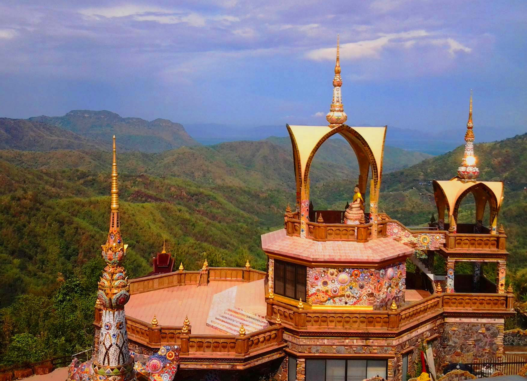 สถาปัตยกรรมโมเสกของวัดพระธาตุผาซ่อนแก้วท่ามกลางภูเขา