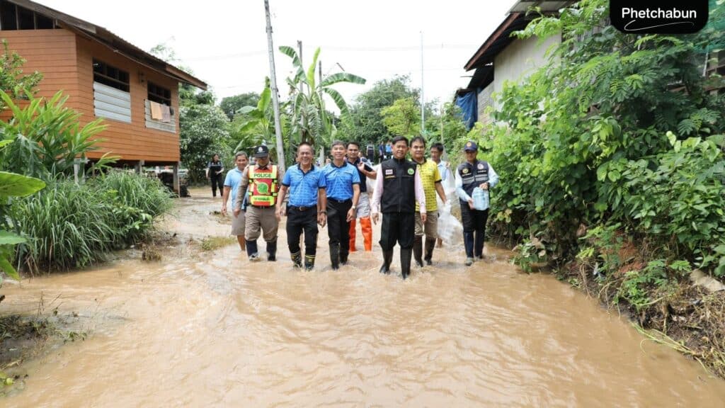 อบจ.เพชรบูรณ์ลงพื้นที่ช่วยเหลือผู้ประสบอุทกภัย (3)