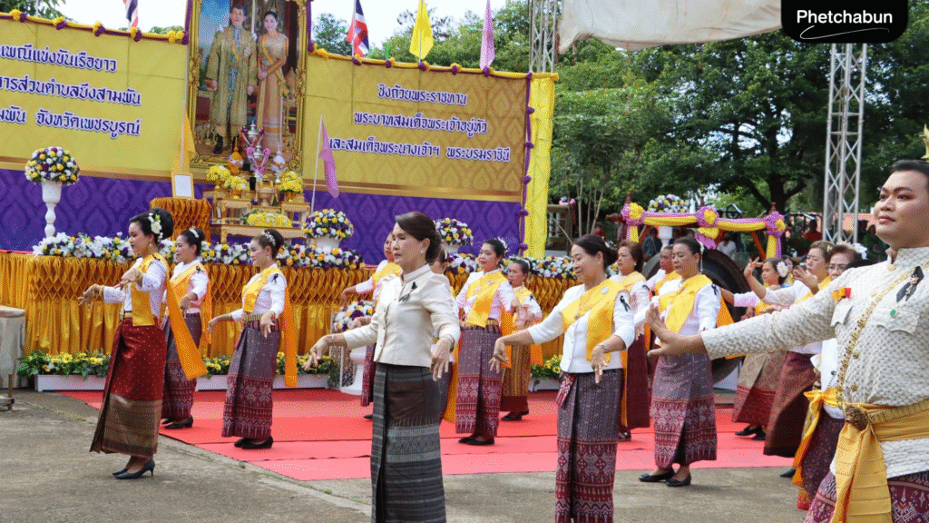 อบจ.เพชรบูรณ์ร่วมงานประเพณีแข่งขันเรือยาว อบต.บึงสามพัน (3)