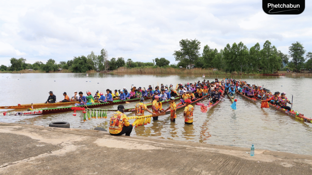 อบจ.เพชรบูรณ์ร่วมงานประเพณีแข่งขันเรือยาว อบต.บึงสามพัน (4)