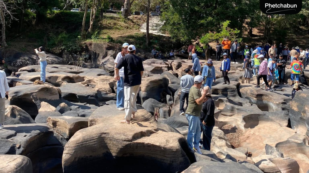 นักท่องเที่ยวแห่เที่ยว “เลยดั้น ลานหินมหัศจรรย์” อำเภอน้ำหนาว จังหวัดเพชรบูรณ์ (2)