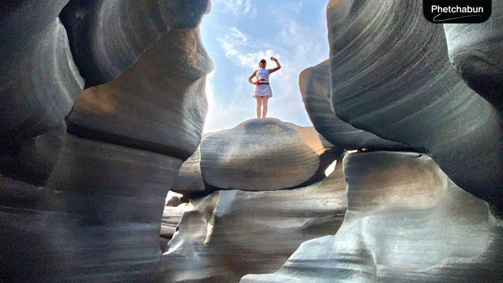 นักท่องเที่ยวแห่เที่ยว “เลยดั้น ลานหินมหัศจรรย์” อำเภอน้ำหนาว จังหวัดเพชรบูรณ์ (4)